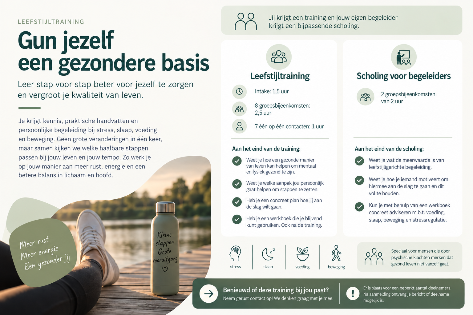 Een informatief poster over levensstijltraining met informatie over trainingsduur, groepsbijeenkomsten, doelen en vaardigheden. Beeld van een persoon die rust op een houten pier naast een stijgbeker met woorden zoals 'Kleine stappen Grote vooruitgang' en een achtergrond met water en bomen.