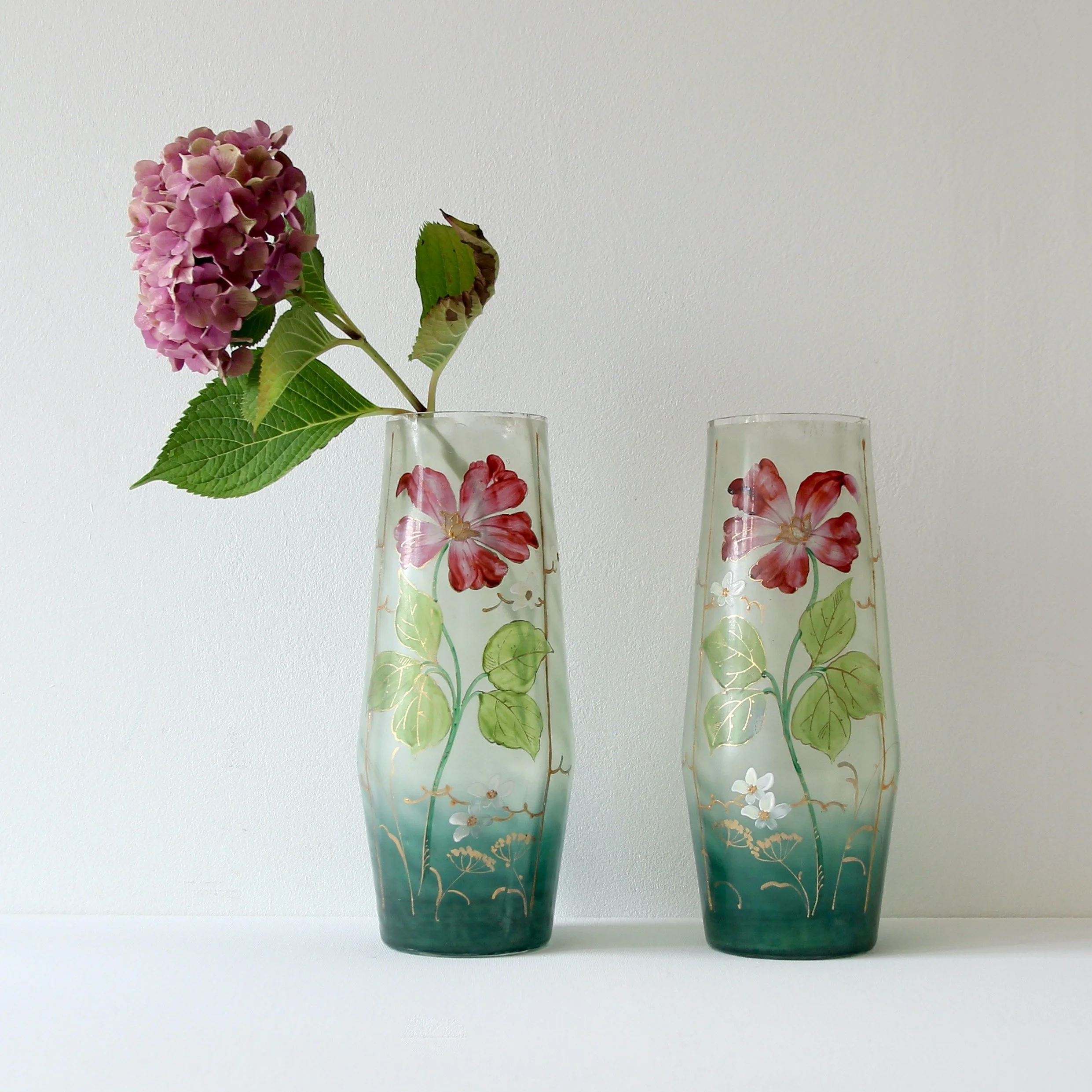 Paire de vases émaillés de la maison Legras style Art Nouveau, mis en scene avec une fleur.