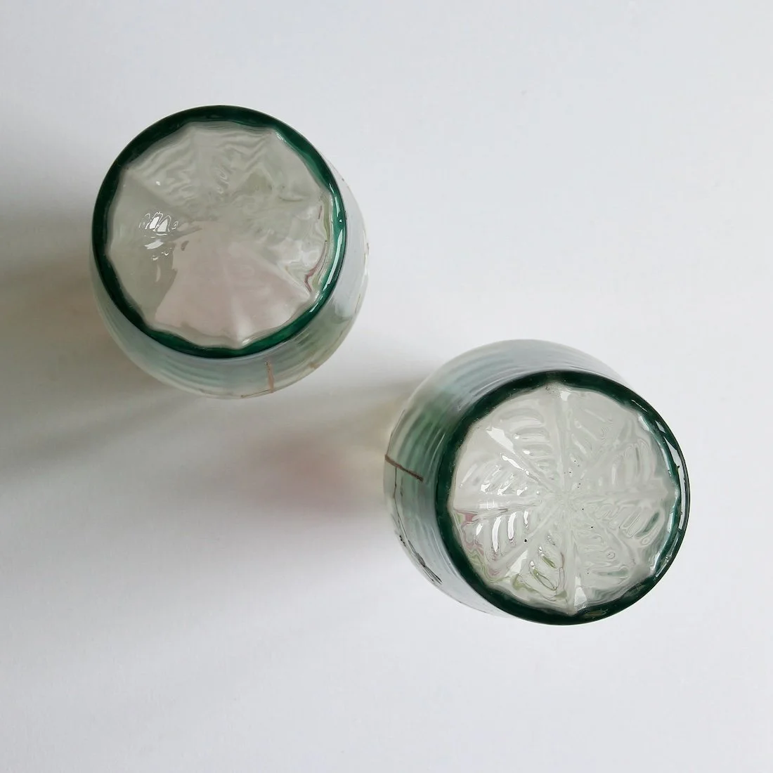 Paire de vases vert et émaillés de la maison Legras, style Art Nouveau, vue du fond.