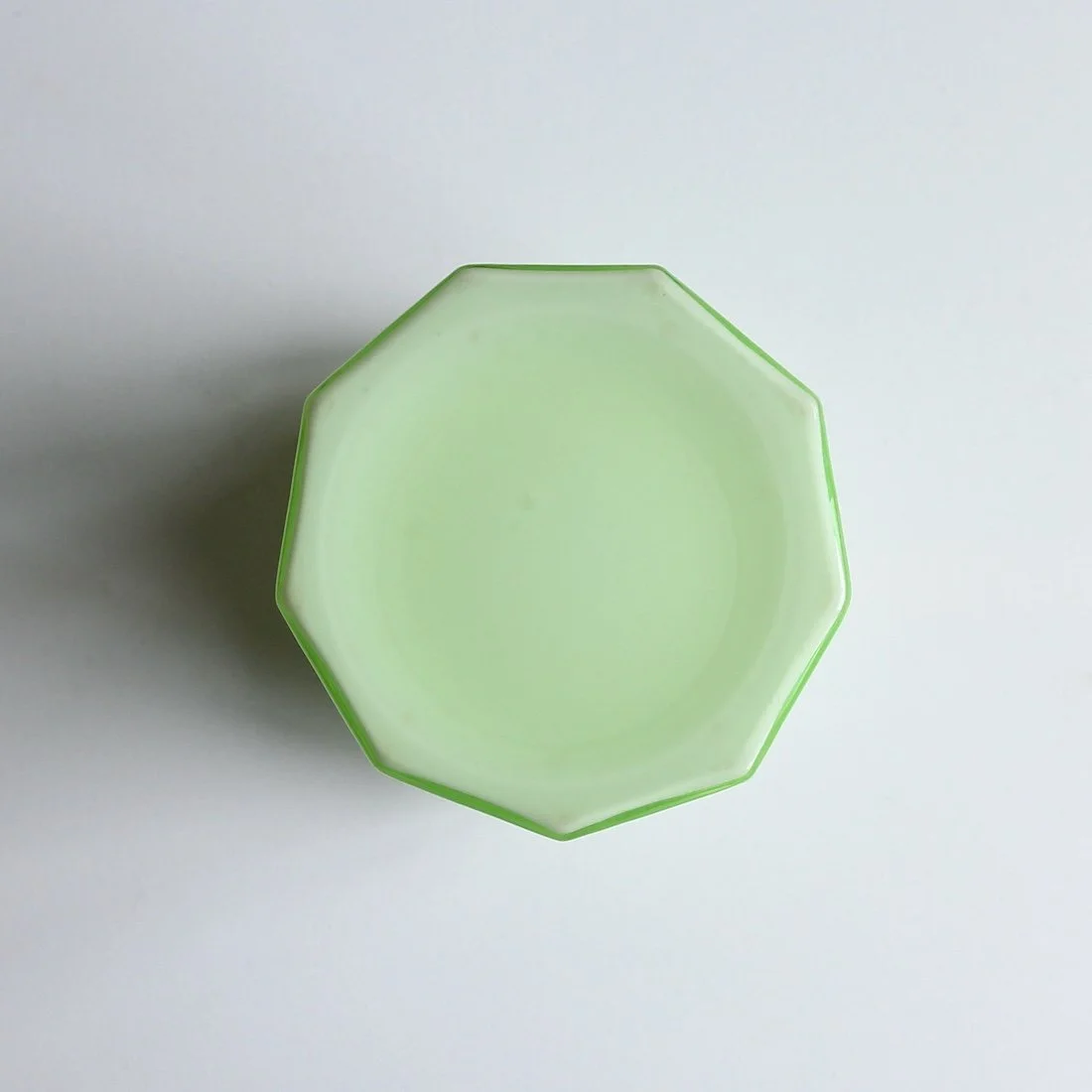 Vase en opaline verte de style Art Nouveau, vue de dessous.