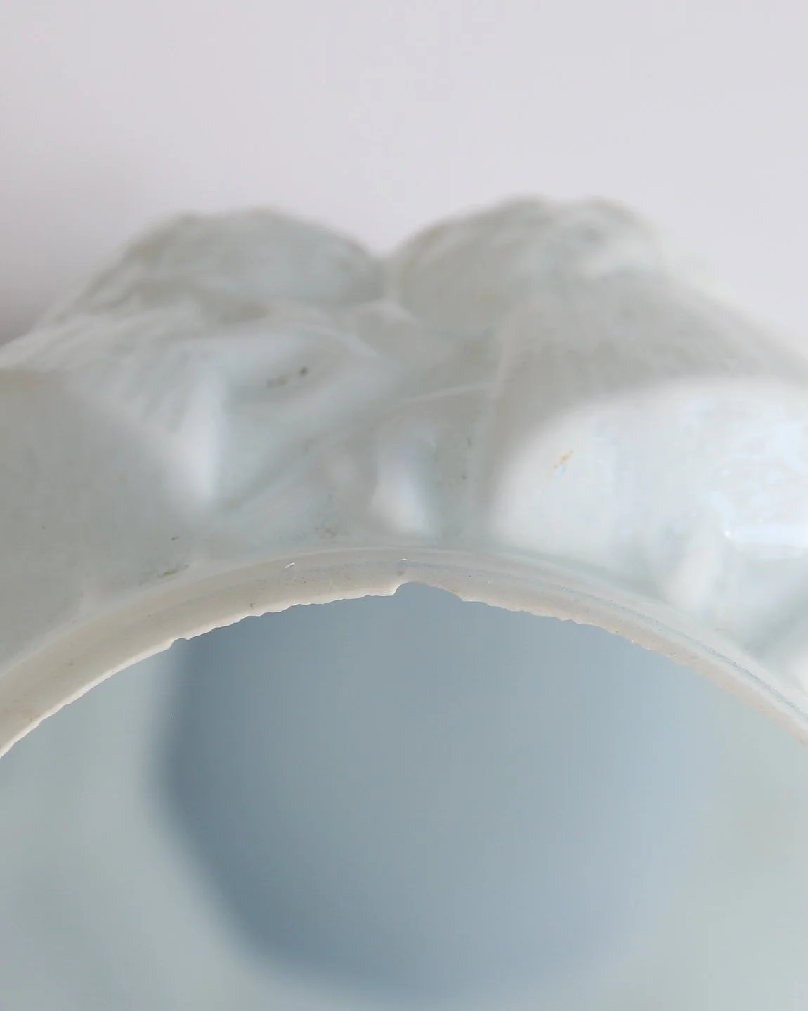 Kronbali_Paire_de_Vases_Opaline_Blue_Art_Nouveau_Motifs_Chardons_1d.jpeg