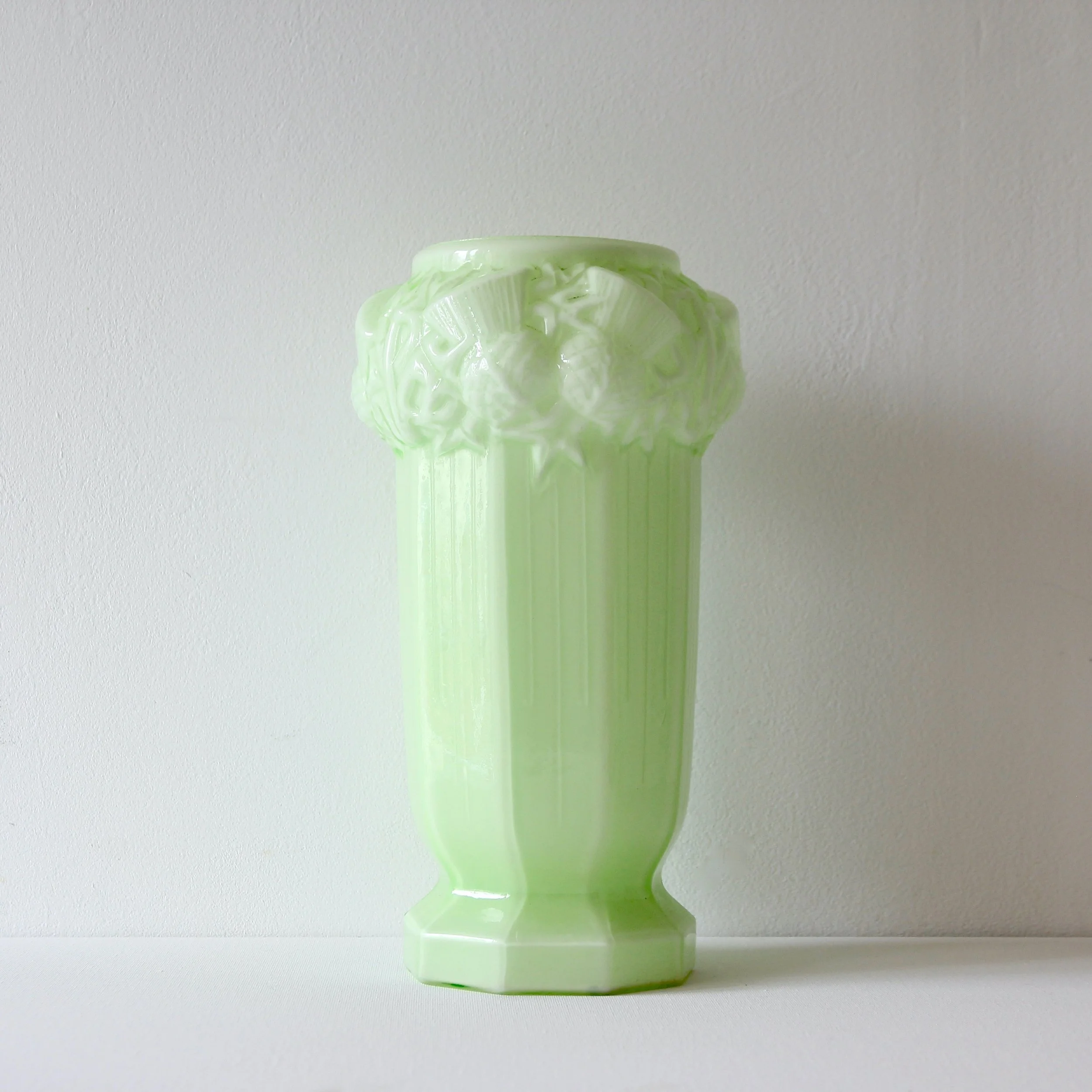 Vase en opaline verte avec des motifs chardons, de style Art Nouveau, vue de face.
