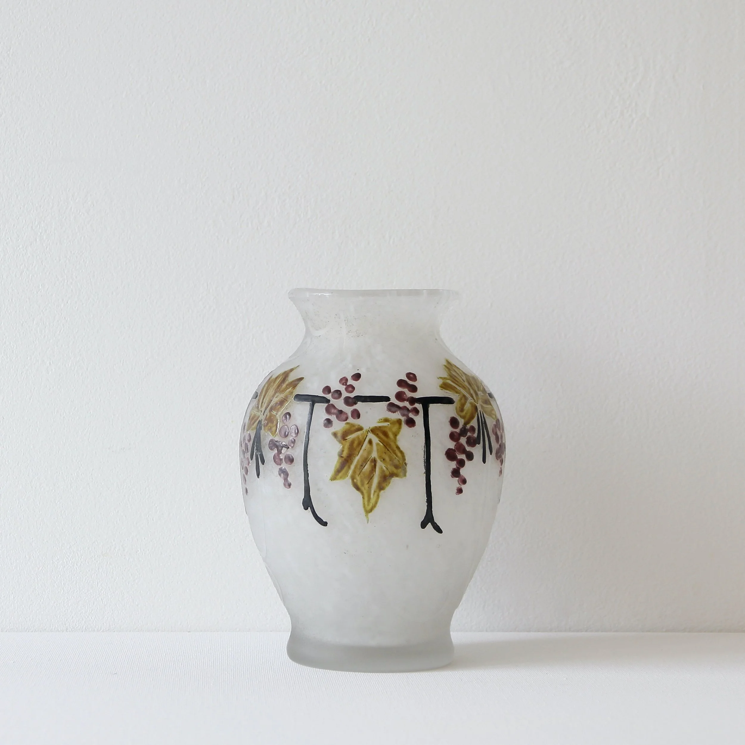 Rare vase à décor de vignes par Théodore Legras, vue de face..