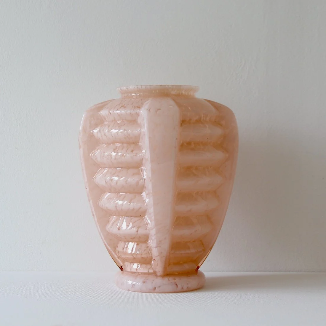 Vase rose en verre de Clichy, style Art Déco.