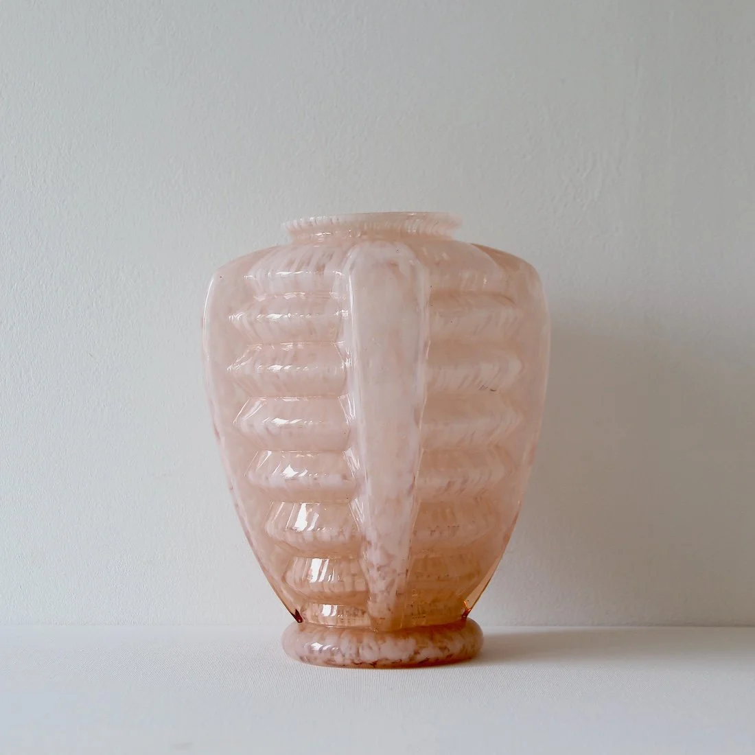 Vase rose translucide en verre de Clichy d'époque Art Déco, vue de face gauche.
