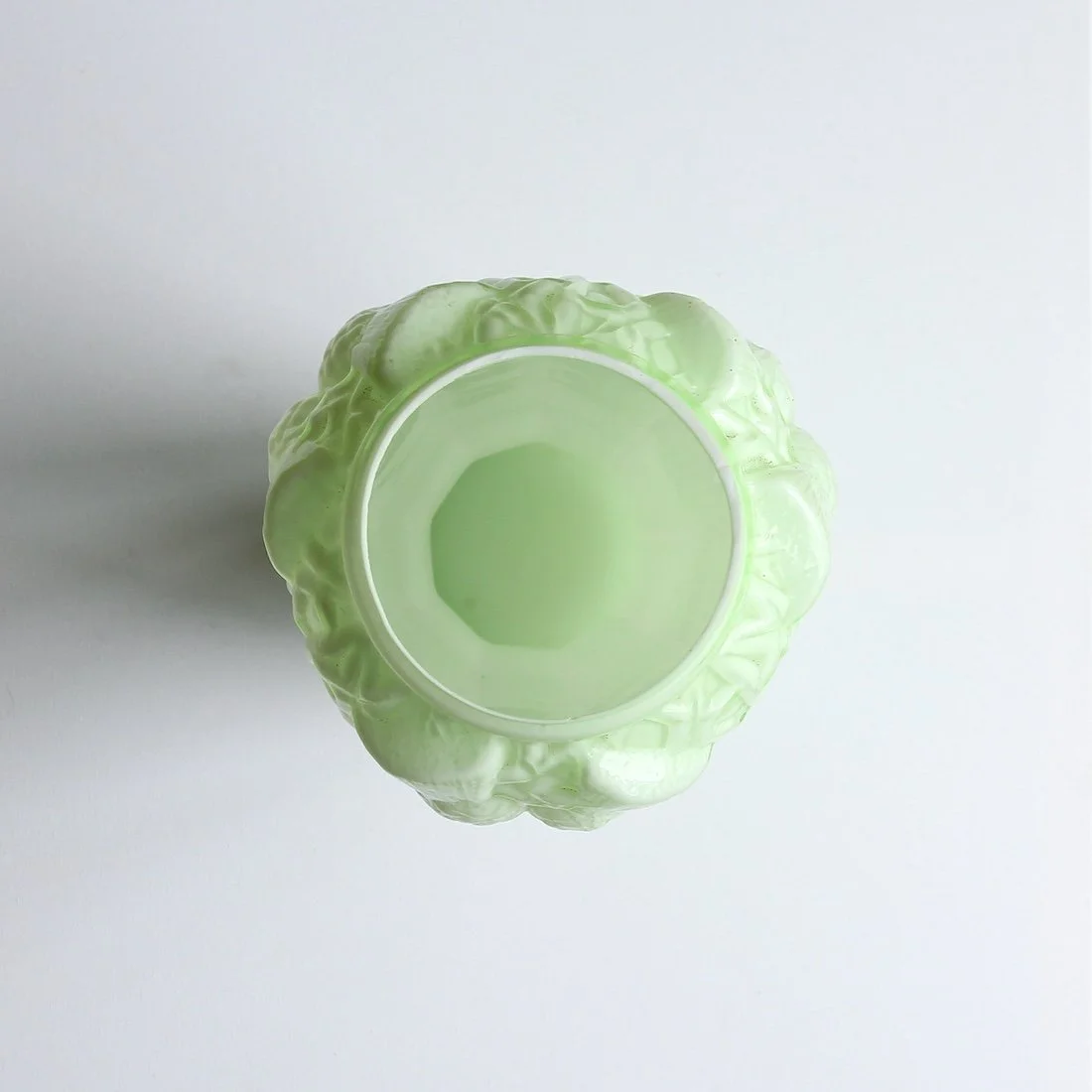 Vase en opaline verte de style Art Nouveau, vue de haut.