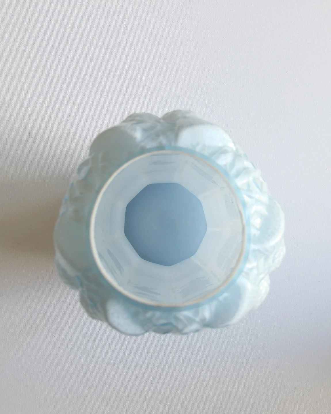 Kronbali_Paire_de_Vases_Opaline_Blue_Art_Nouveau_Motifs_Chardons_2b.jpeg