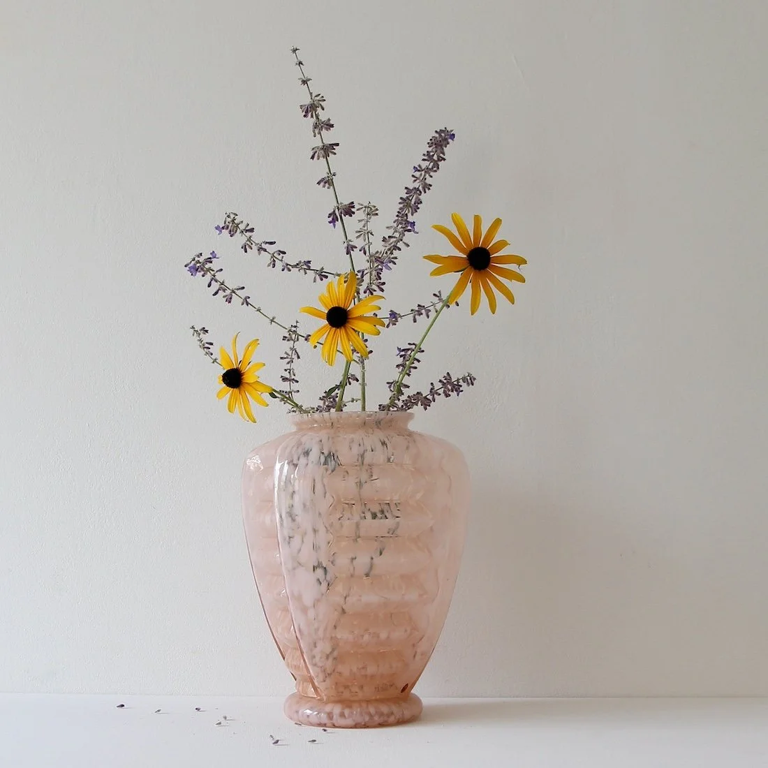Vase rose translucide en verre de Clichy d'époque Art Déco, mis en scene avec des fleur.
