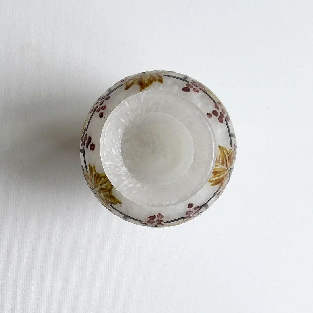Rare vase à décor de vignes par Théodore Legras, vue de haut.