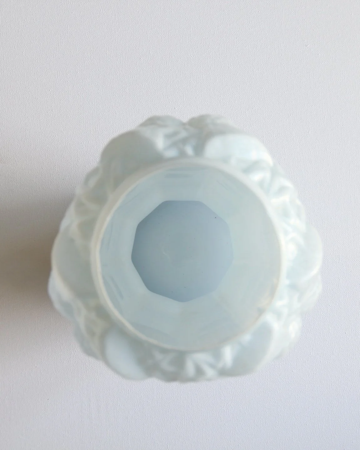 Kronbali_Paire_de_Vases_Opaline_Blue_Art_Nouveau_Motifs_Chardons_1b.jpeg