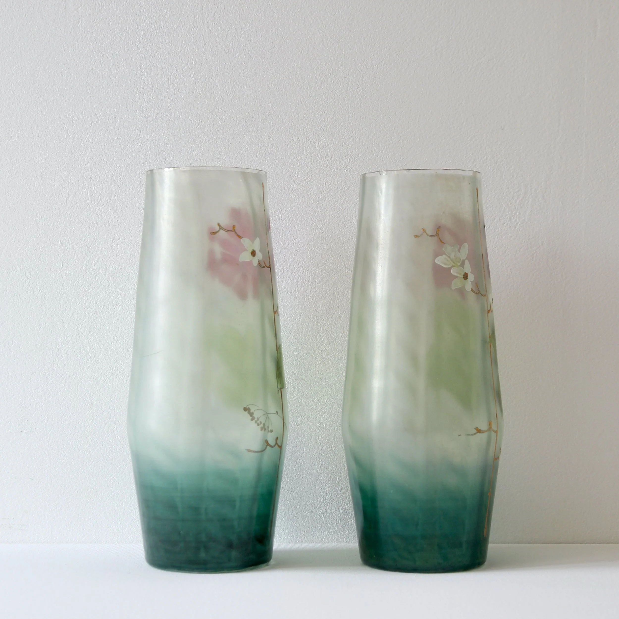 Paire de vases vert et émaillés de la maison Legras, style Art Nouveau, vue du coté gauche.