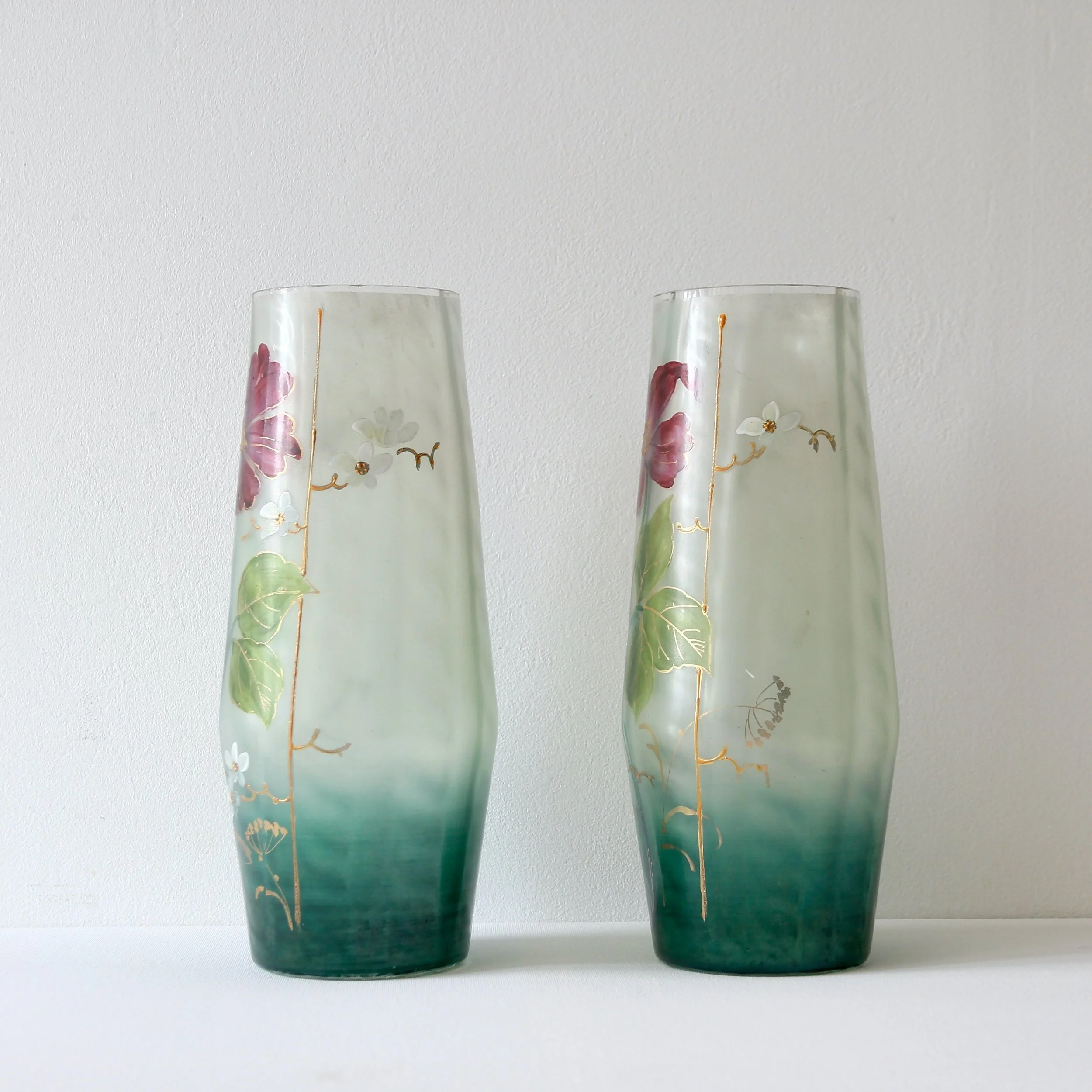Paire de vases vert et émaillés de la maison Legras, style Art Nouveau, vue du coté droite.