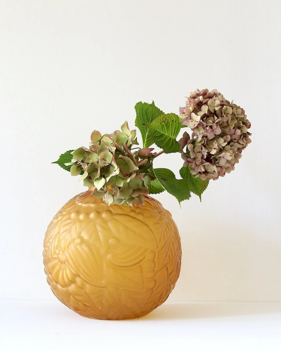 Kronbali_Vase_Boule_Art_Deco_Verre_Opaline_1b.jpeg
