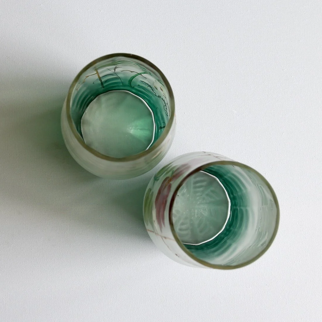Paire de vases vert et émaillés de la maison Legras, style Art Nouveau, vue du dessus.