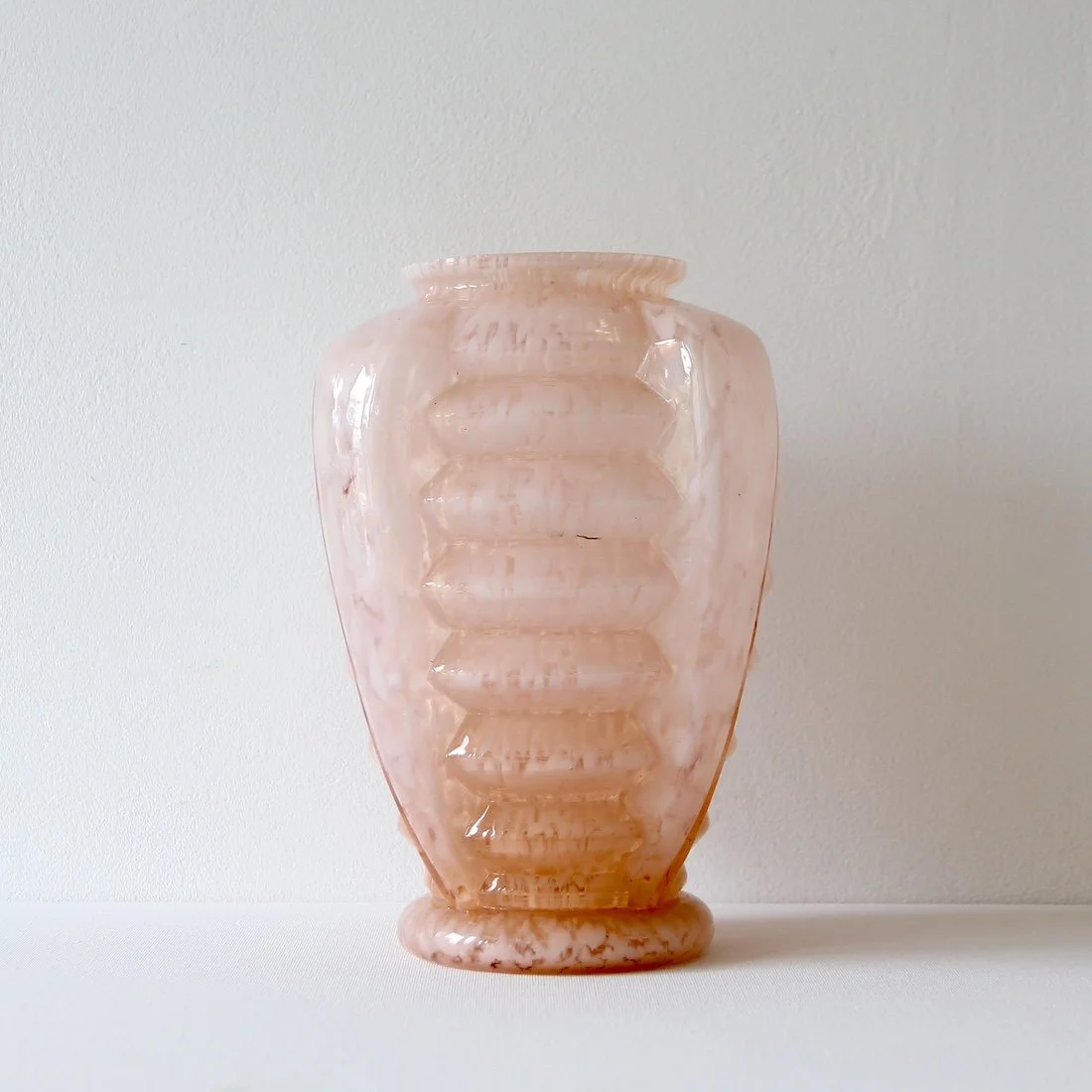 Vase rose translucide en verre de Clichy d'époque Art Déco, vue de face.