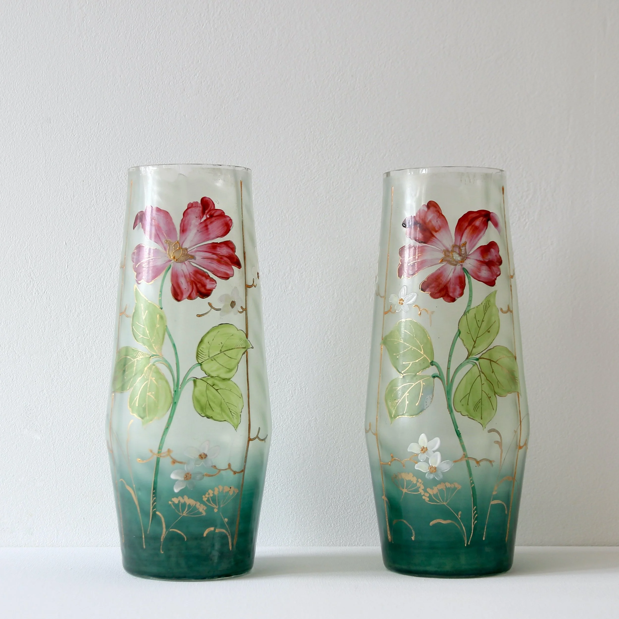 Paire de vases vert et émaillés de la maison Legras, style Art Nouveau, vue de face