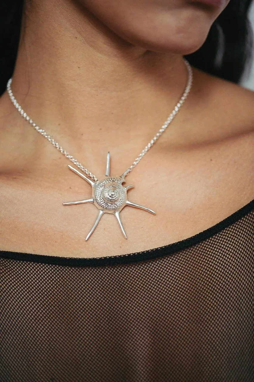 Détail Collier Coquillage Argent_porté_Margaux Toussaint_LD.jpeg