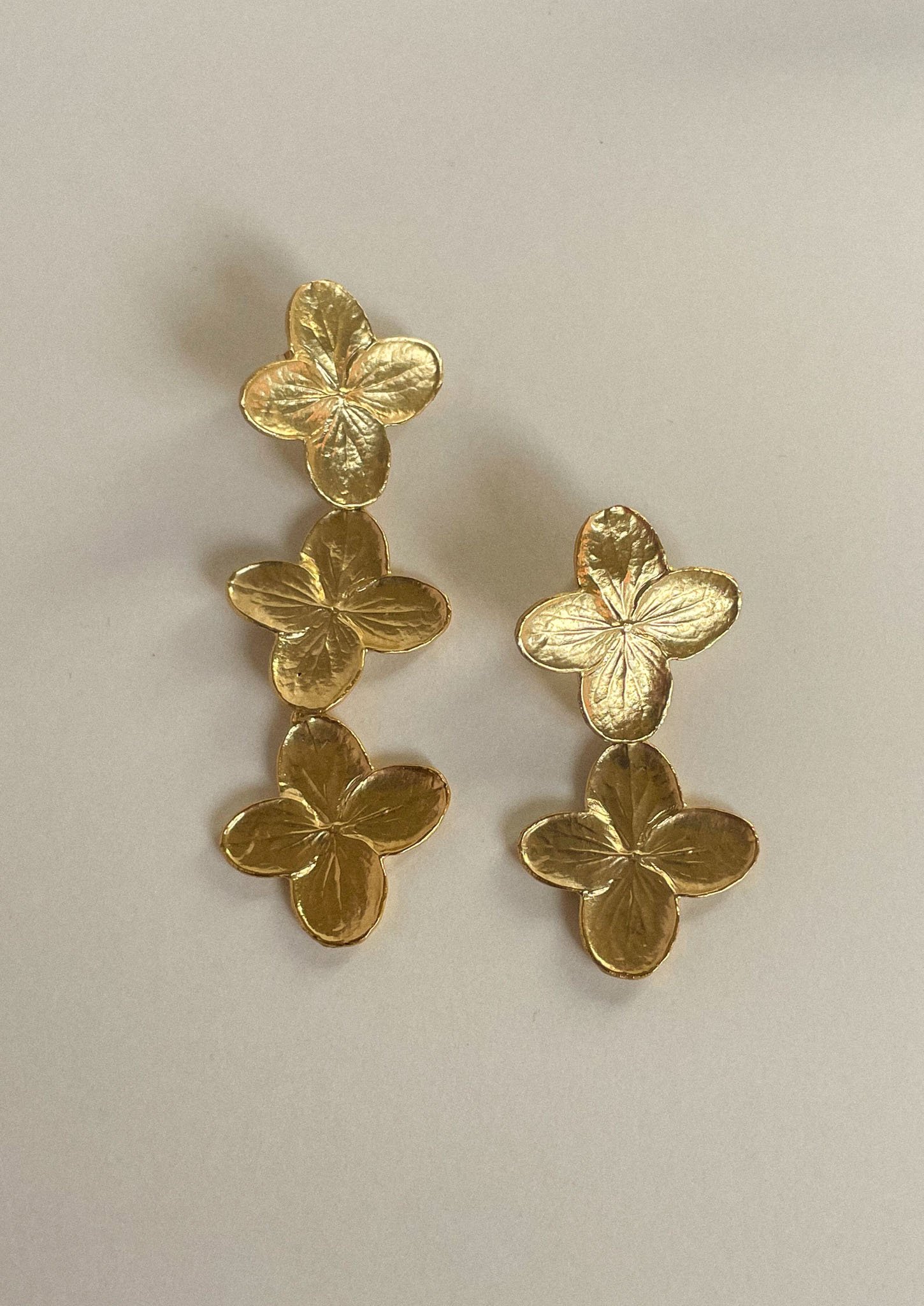 Paire asymétrique Boucles Hydrangea-2 fleurs et 3 fleurs.jpg