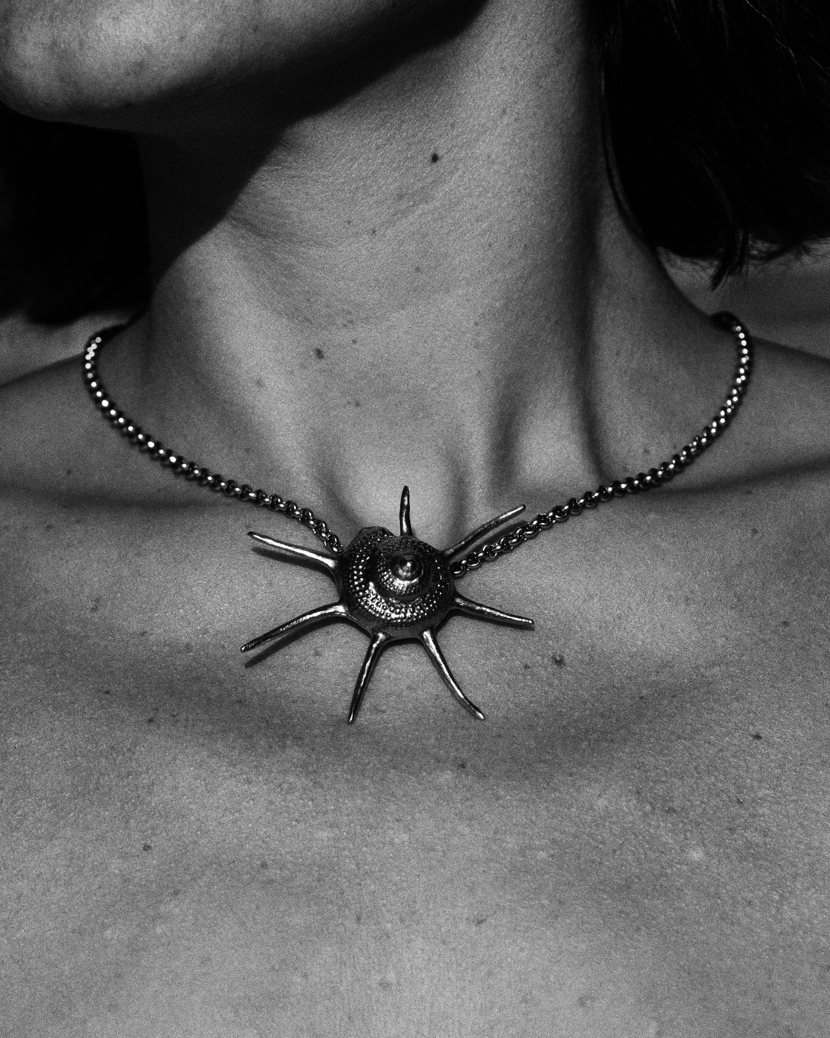 Collier coquillage porté chocker_AMT@Agathe Boudin.jpg