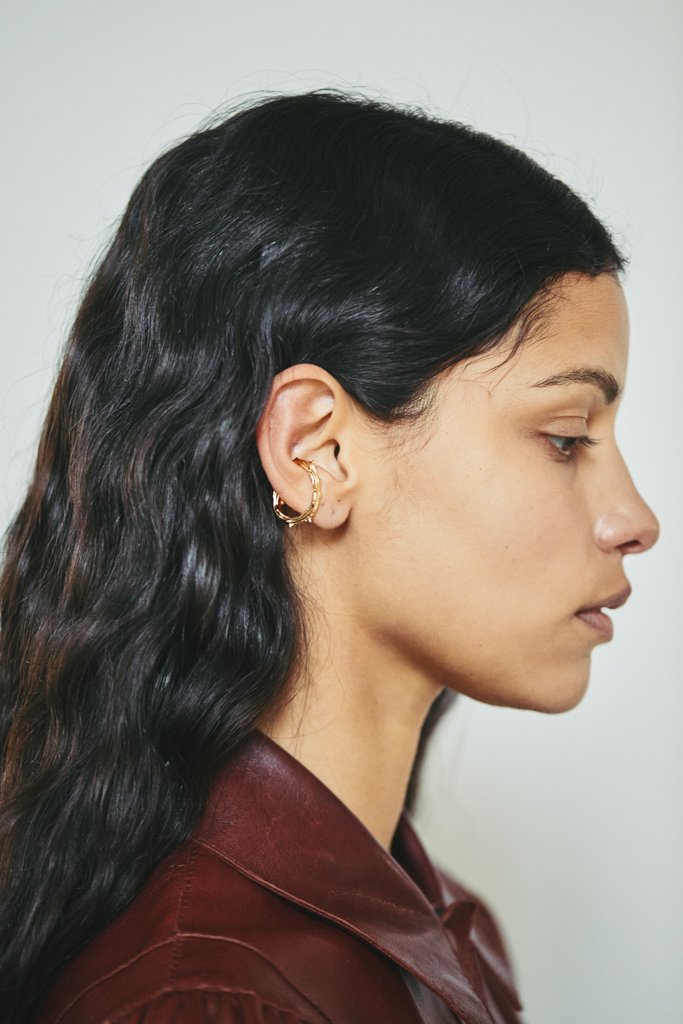Détail  Maxi Earcuff Sauvage_Plaqué or_Porté_Margaux Toussaint_LD.jpg