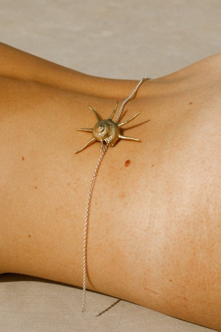 Collier+coquillage+sur+peau_AMT%40Agathe+Boudin..jpg