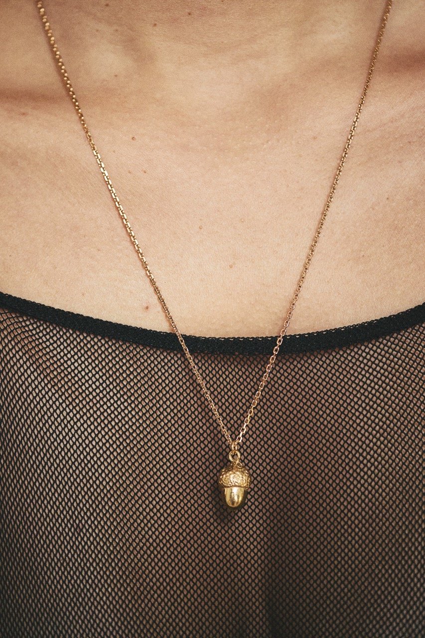 Détail_Collier Chêne vert_Plaqué or_Porté_Margaux Toussaint_LD.jpeg