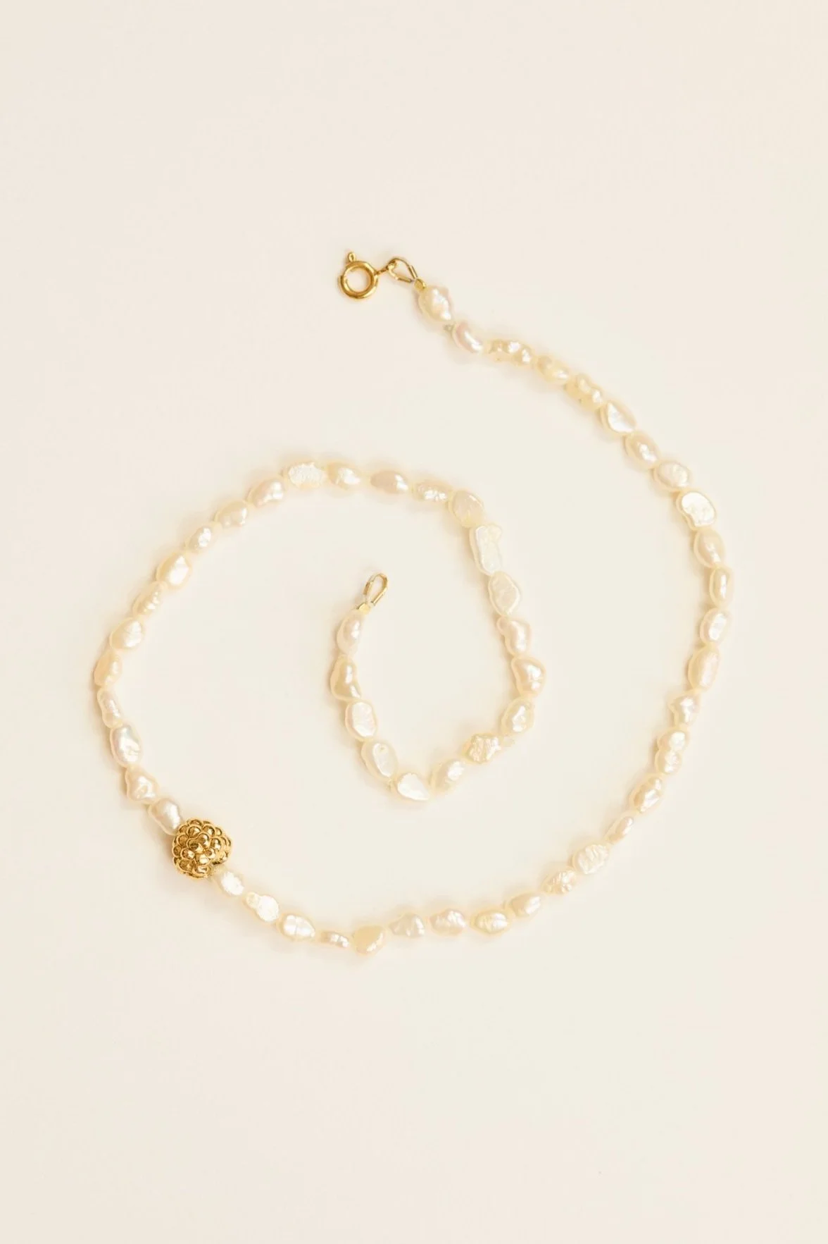 Packshot_Collier+Mu%CC%82re+sauvage+et+perles_plaque%CC%81+or_LD.jpg
