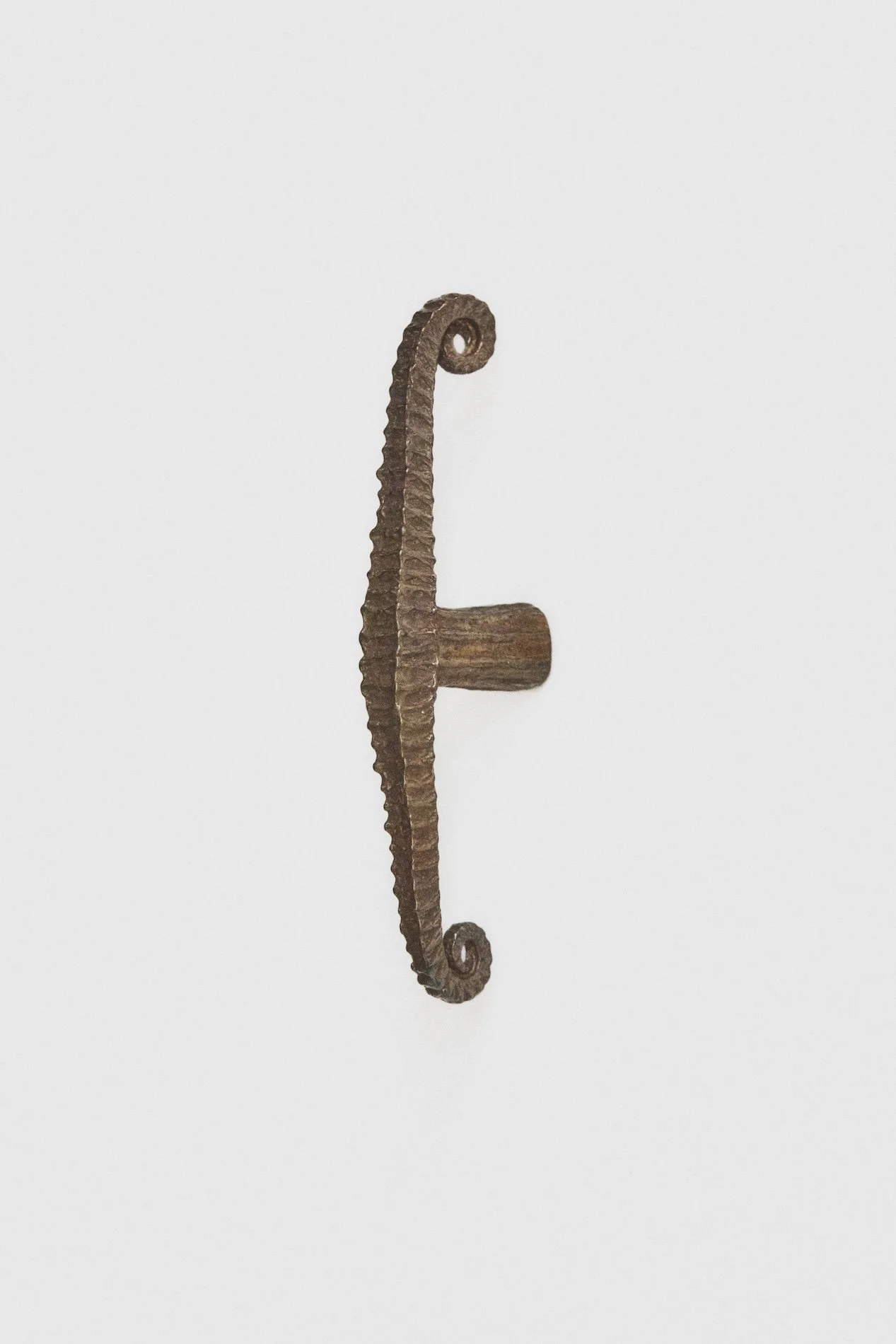 MT_Volute_laiton-patiné_profil_fond-blanc©AgatheBoudin.jpg