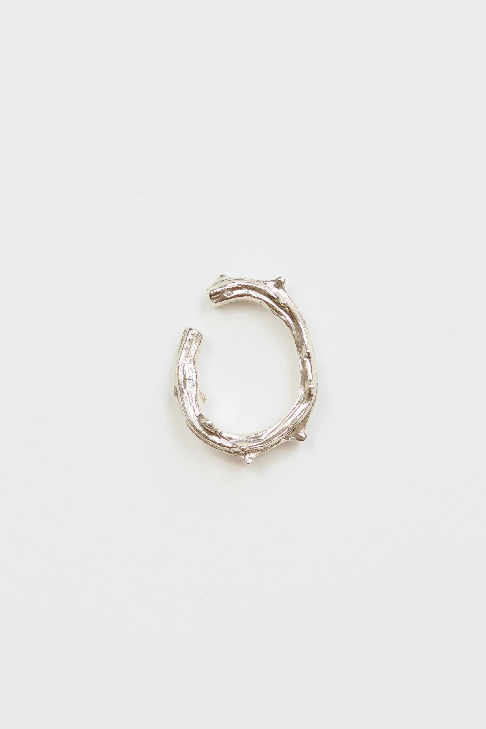 Packshot_Maxi Earcuff Ronce Sauvage_Argent_Margaux Toussaint_LD.jpg