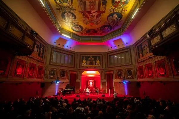 Una herida abierta en el Ateneo de Madrid: ¿por qué sus asambleas son batallas campales?