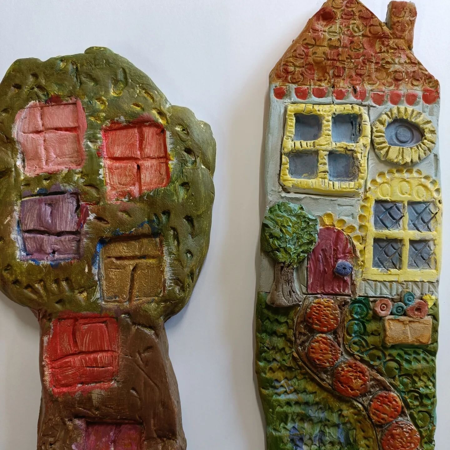 Last week our young artists developed their clay work with colour washes  to bring their house and homes to life. 

The artists were free to develop their personal  imaginative ideas. Who doesn't want to live in a tree  house or an abode made out of 