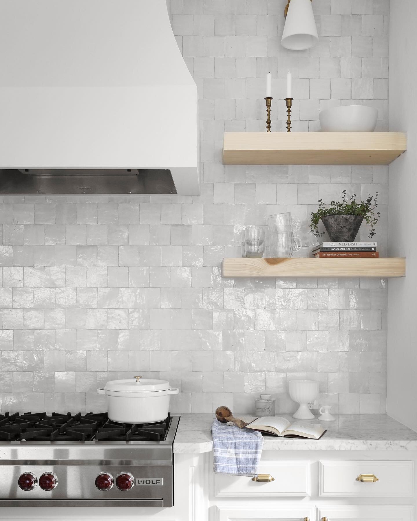 The heart of my home 🤍
.
.
.
#homedecor #kitchendesign #kitcheninspo #backsplash #zelligetiles #whitekitchen #homebunch #housebeautiful #kitchensofinstagram #marblekitchen #openshelving