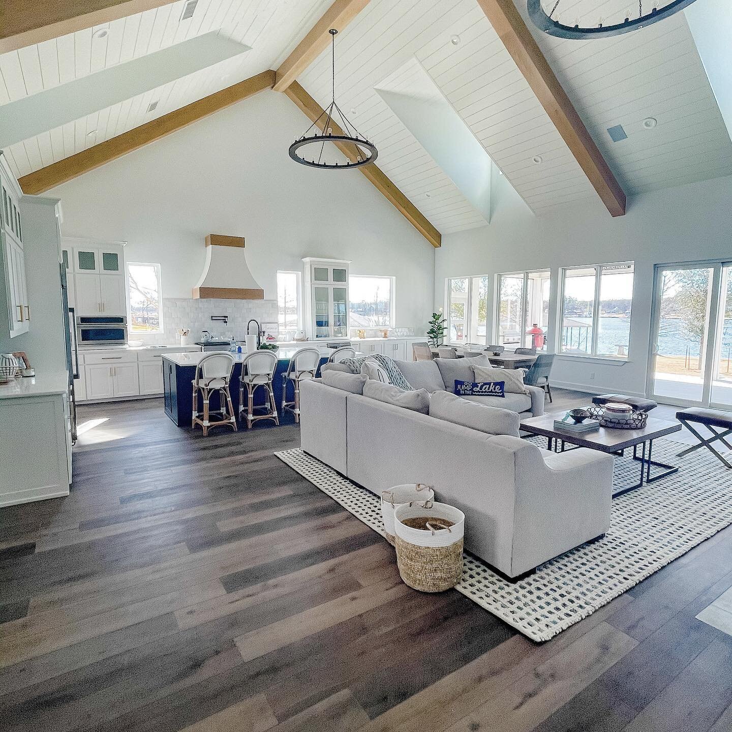 An open concept design at the Lake House Project worked perfectly for my clients as they wanted a large space to gather friends and family together. 🤍
.
.
.
#coastalliving #homebunch #design #housebeautiful #beachhouse #beachhousedecor #serenaandlil