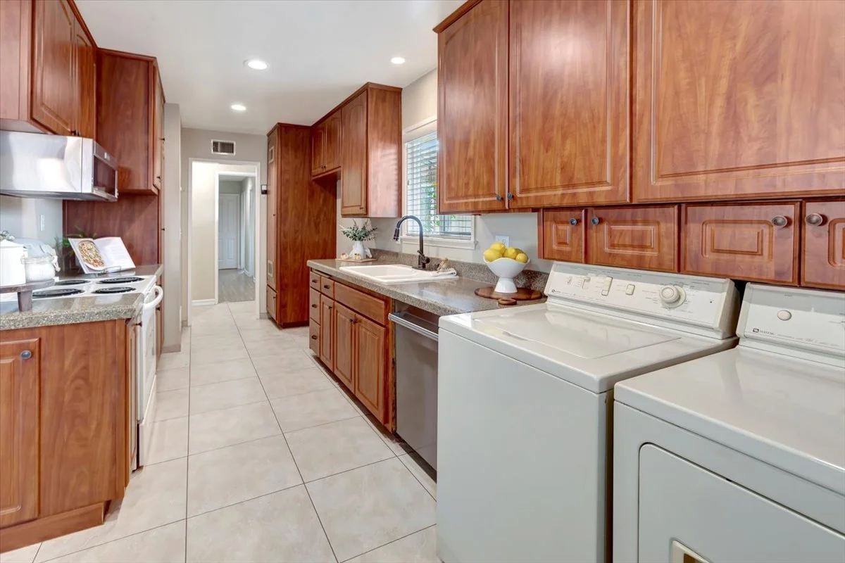 08-Kitchen _ Laundry.jpg