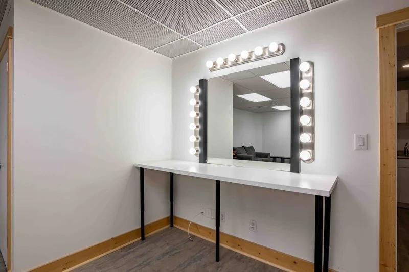 two-zero-four-photography-winnipeg-makeup-prep-room-hollywood-vanity.jpg