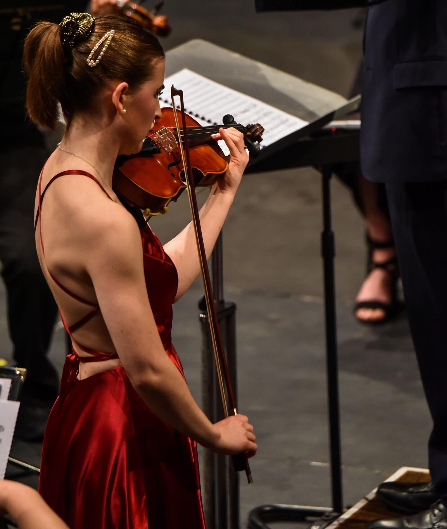 So grateful to have been able to play a solo in the town hall!! 

Thank u to everyone who made the concert happen, who played in the orchestra, and who came along to watch ❤️❤️

📸 Chris Sullivan

#music #violin #violinist #bruch #concerto #reddress 