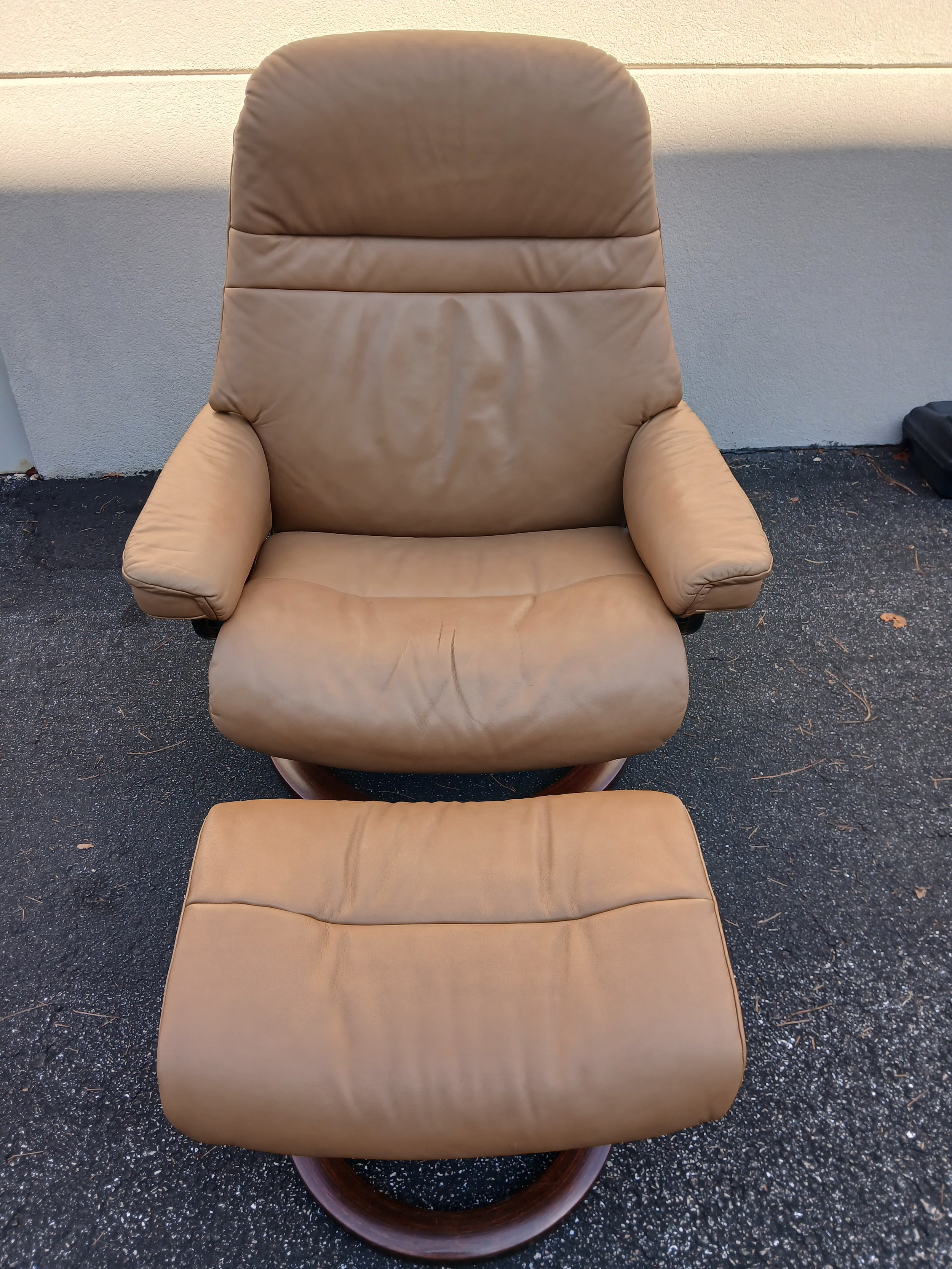 EKORNES STRESSLESS RECLINER AND OTTOMAN