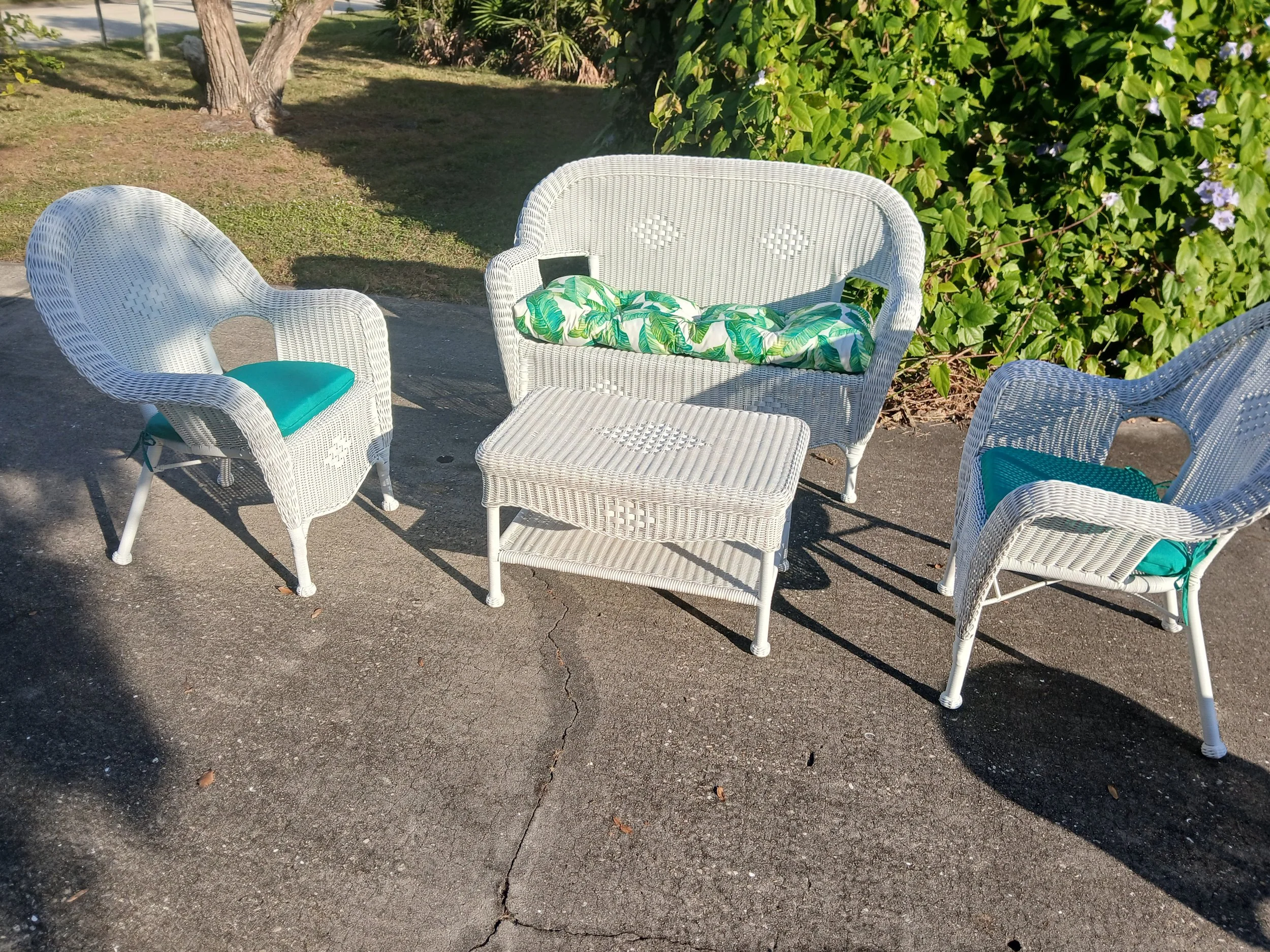 OUTDOOR /INDOOR RESIN PATIO SET WITH NEW CUSHIONS