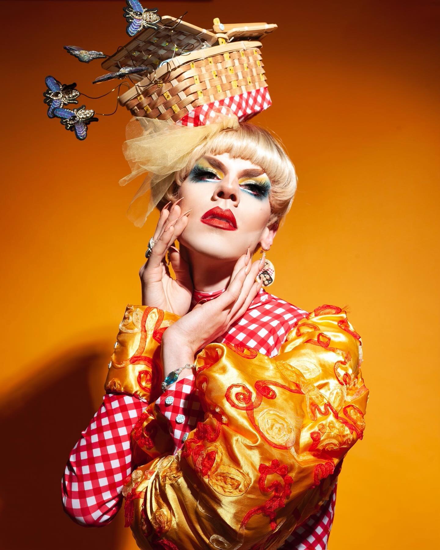 A picnic is a state of mind and can be made anywhere, be your own picnic🧺🐜🐝
.
Fabulous Fascinators Look 
📸: @ericrichardmagnussen 
Bodysuit: @esmerodriguez1976 
Fit &amp; garders: @drapingwithdombi
Ant details: @trevorbeatyphoto
Makeup: @kettcosm