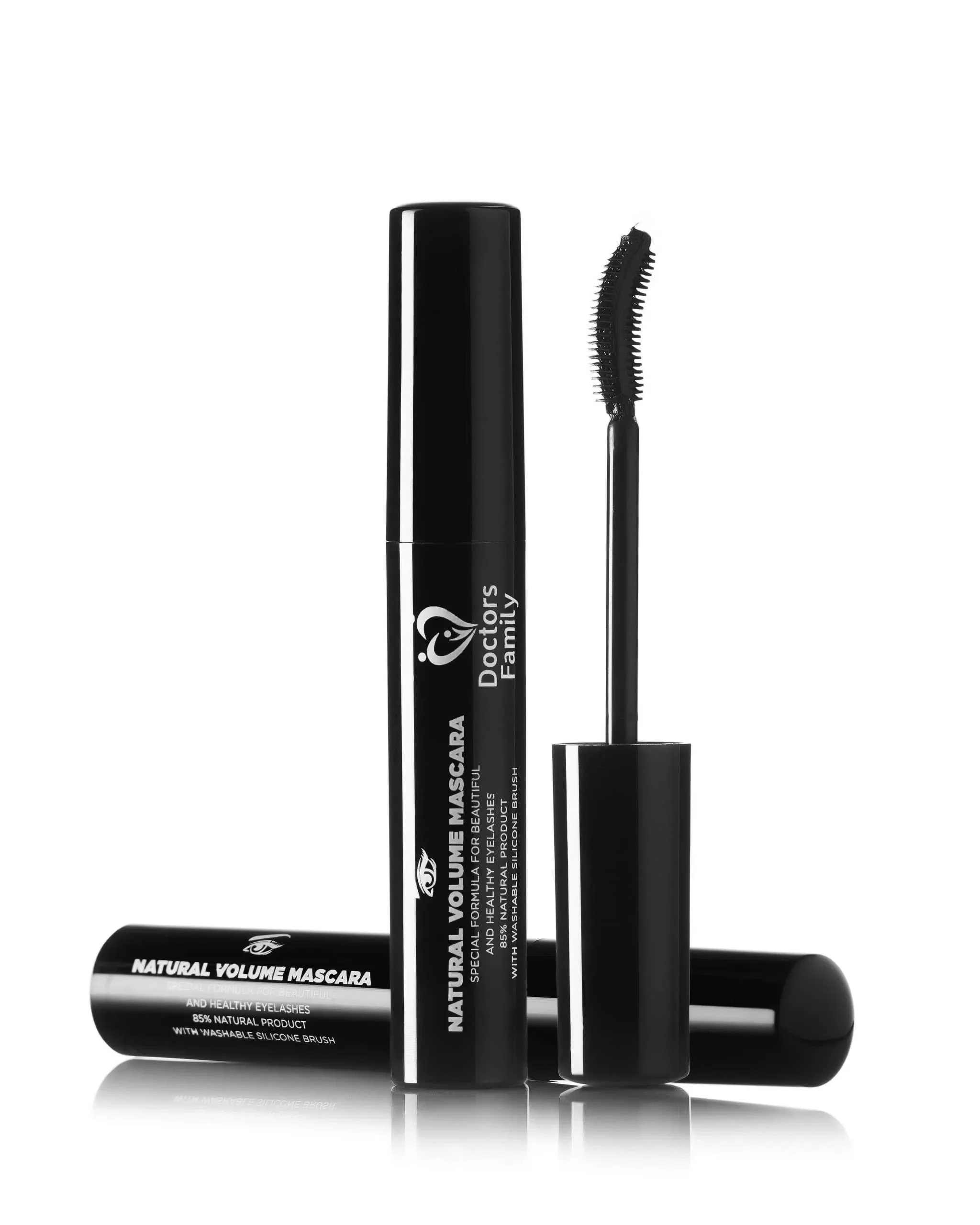 Commercial cosmetics photography by Vasilis Geravelis για τη Doctors Family Natural Volume Mascara. Studio φωτογράφιση προϊόντων ομορφιάς σε λευκό φόντο για διαφημιστική καμπάνια καλλυντικών.
