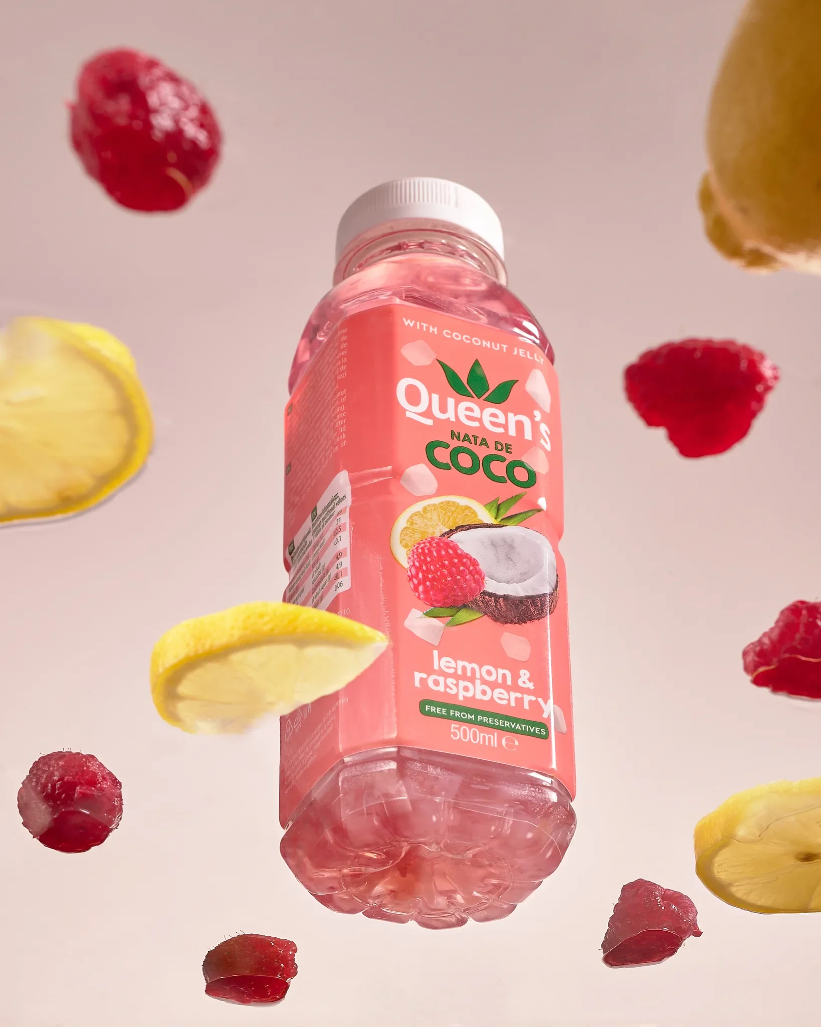 Conceptual product photography by Vasilis Geravelis με εφέ αιώρησης (levitation) για το αναψυκτικό Queen's Nata de Coco Lemon & Raspberry. Δημιουργική φωτογράφιση με ιπτάμενα σμέουρα και λεμόνια.