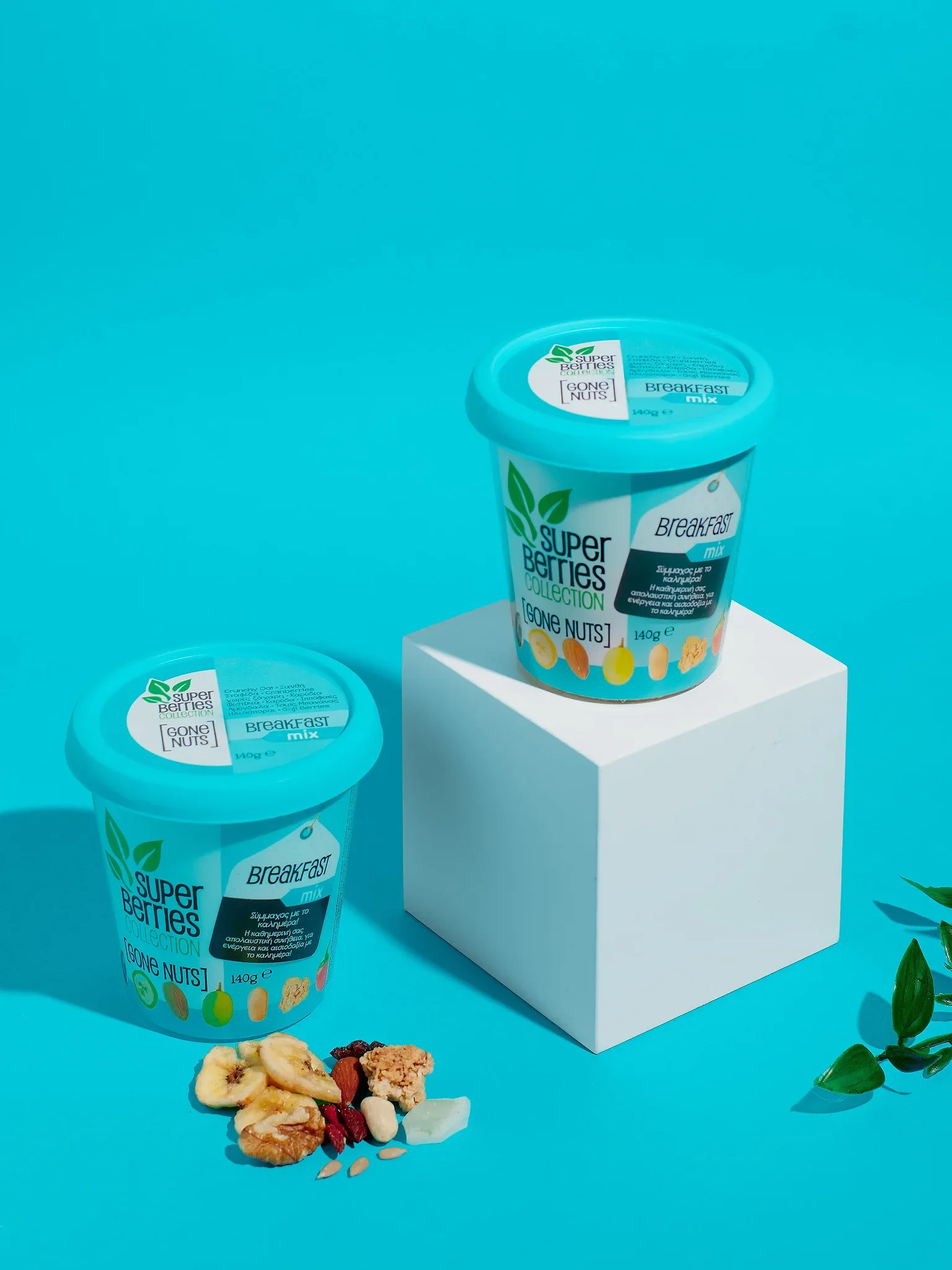 Commercial product photography by Vasilis Geravelis για τη συσκευασία Super Berries Breakfast σε έντονο μπλε φόντο. Studio φωτογράφιση προϊόντος με αποξηραμένα φρούτα.