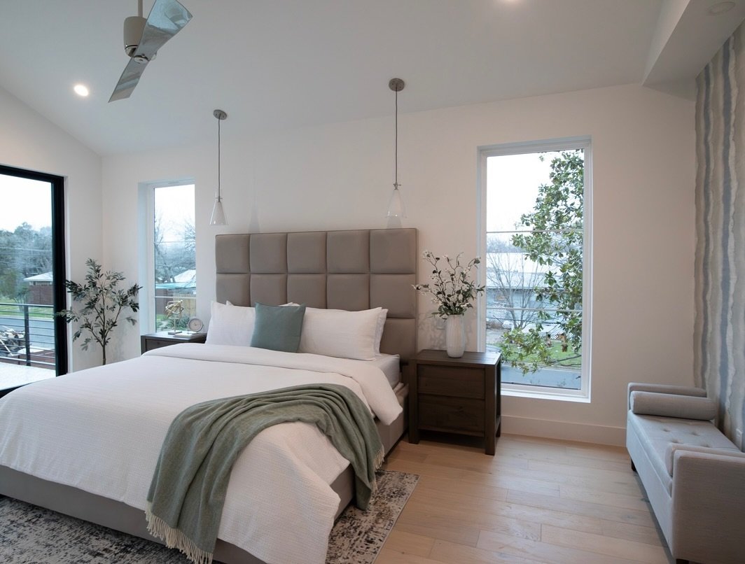 Empty homes 🙅🏼&zwj;♀️

Homes staged by SoCo with an optimal layout and tasteful design throughout ✅

While it may sound like an investment to stage a property, it&rsquo;s more affordable than the first price reduction. Staging can make all the diff
