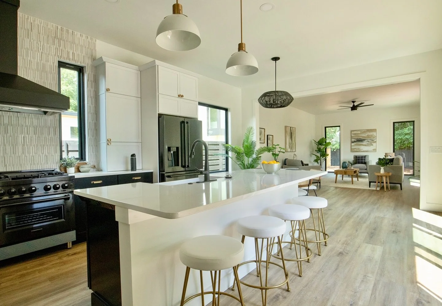 Monday&rsquo;s are easy when you love your job 🙌🏼✨For as long as I can remember, I have been creating&mdash;Whether it was drawing, painting, or reimagining my room a thousand times, art has always been an essential part of me. 

It&rsquo;s my purp