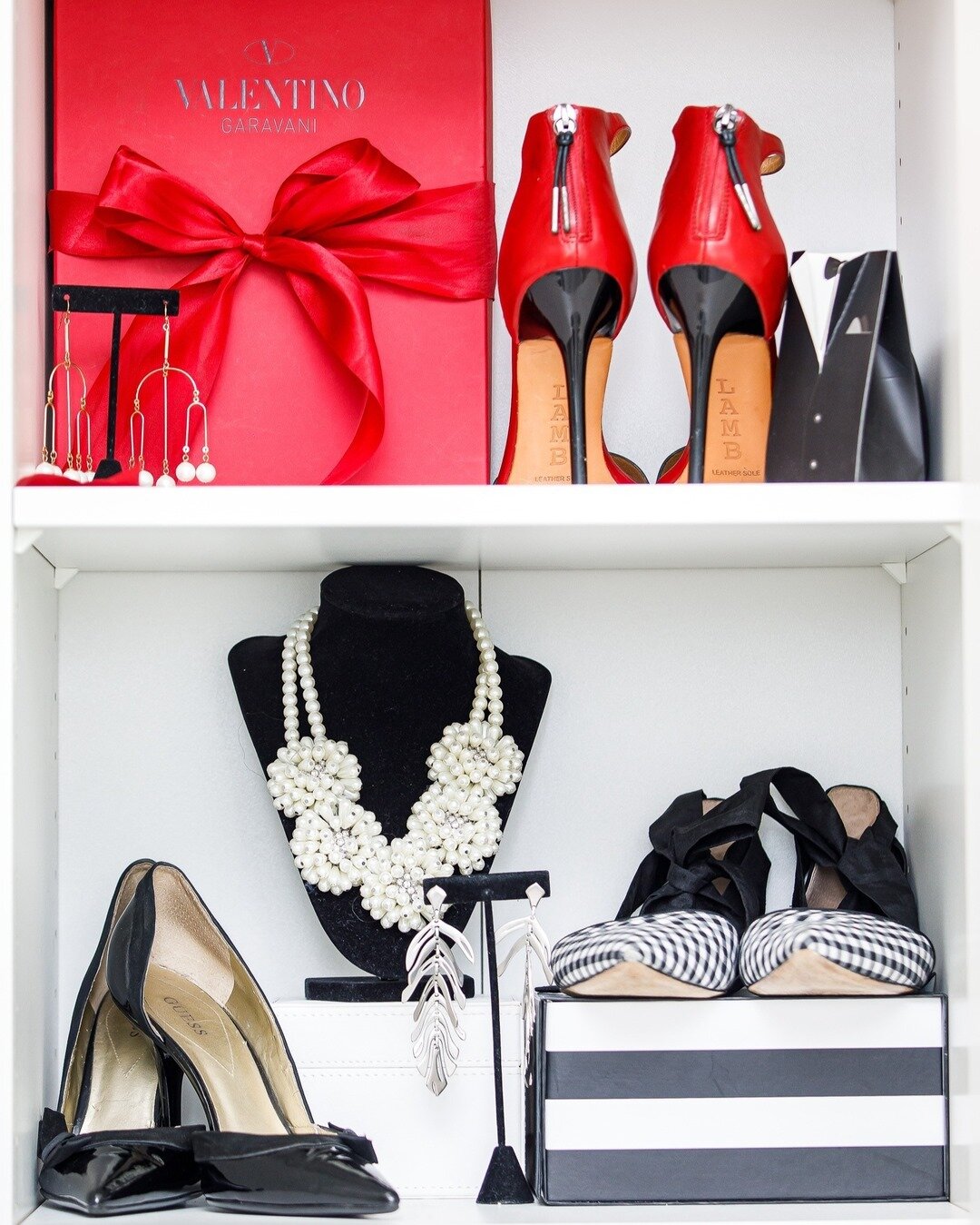This week's feature is one of my favorites - CLOSET ORGANIZATION! 🤸🏽&zwj;♂️🤸🏽&zwj;♂️🤸🏽&zwj;♂️⠀⠀⠀⠀⠀⠀⠀⠀⠀
Our BSL goals for this closet were to ⠀⠀⠀⠀⠀⠀⠀⠀⠀
(i) make the most of a relatively small master closet space, by using creative, beautiful, bu