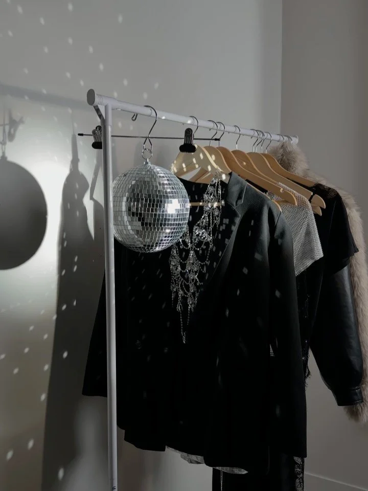 BTS // HONEYCOMB X GINETTE HALL 
Winter &amp; Holiday Campaign 🪩🪩🪩

@honeycombhairyqr 
@ginettehallmakeupartist 
@jillian_r 
@rikkiteed