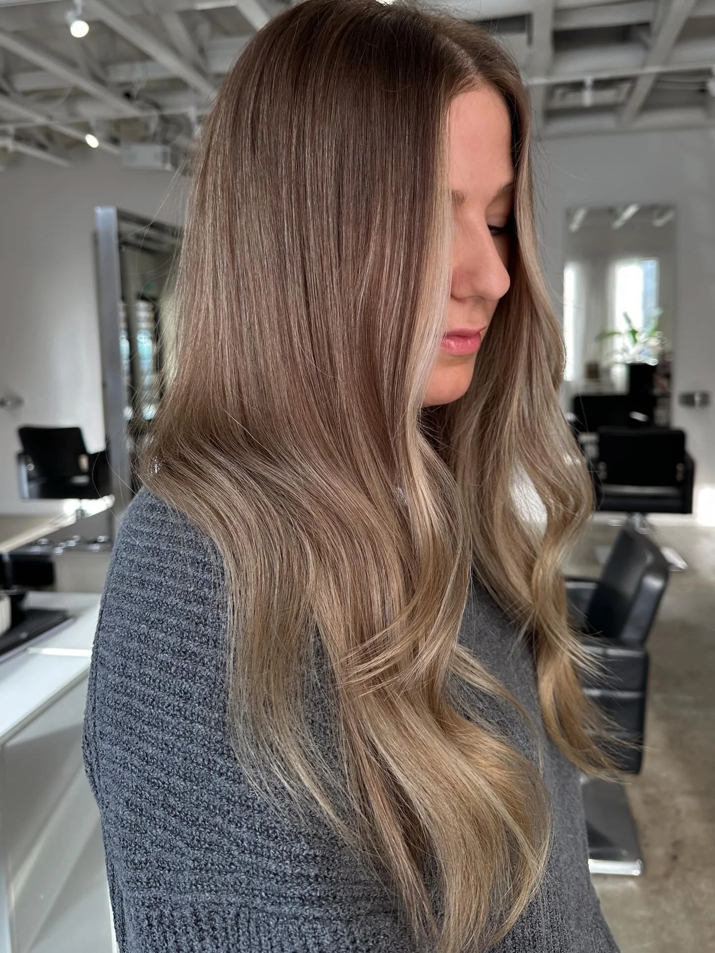 The perfect mix of highlight and lowlight. Dimension doesn&rsquo;t have to be scary, we got you! Swipe for the before. 

HAIR @styles.by.j 🤎