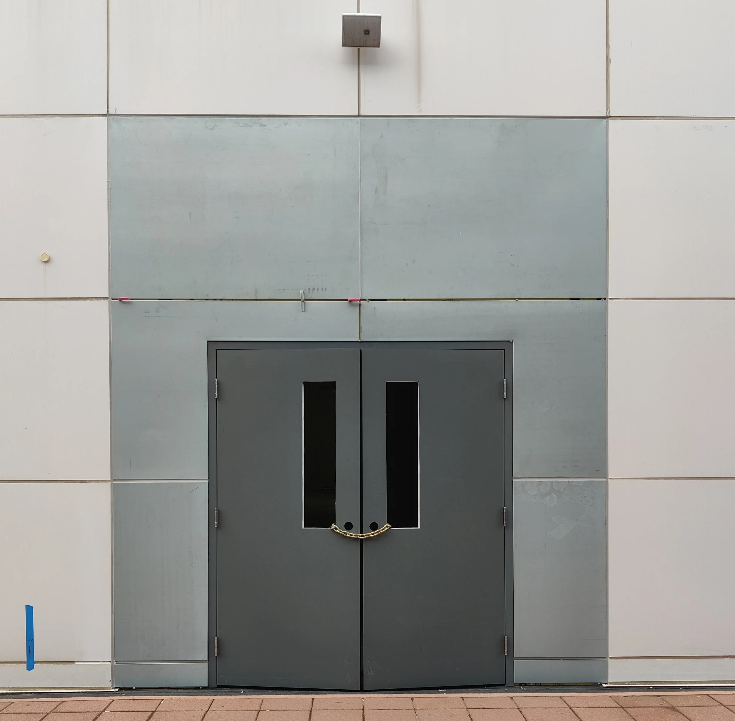 Chaindoor cropped.jpg