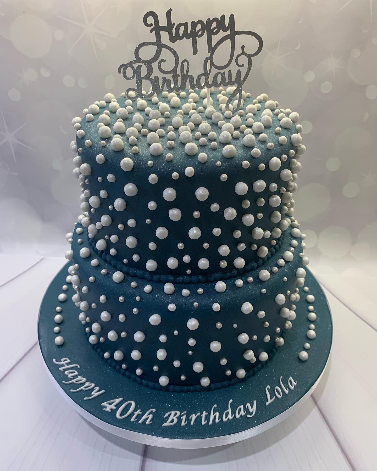 Lola had this midnight blue and Pearl two tier cake for her 40th Birthday.  Hope you had a fantastic day. Xx