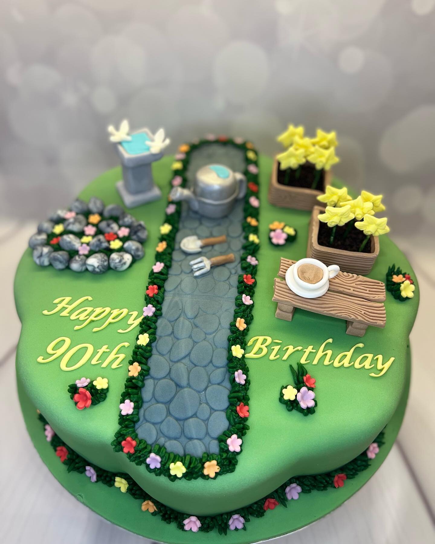 This week&rsquo;s post is a garden themed cake for Gill&rsquo;s mum who turned 90 years young!  Her favourite flowers are daffodils so I incorporated two box flower beds of them for her.  Hope you had a lovely birthday xx